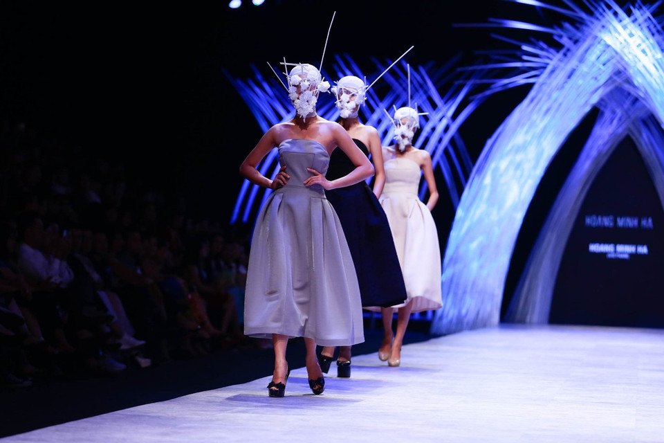 Kết hợp thời trang cùng công nghệ, nhà thiết kế đã làm nên những giây phút thăng hoa rực rỡ trên sân khấu thời trang. (Ảnh: BTC)