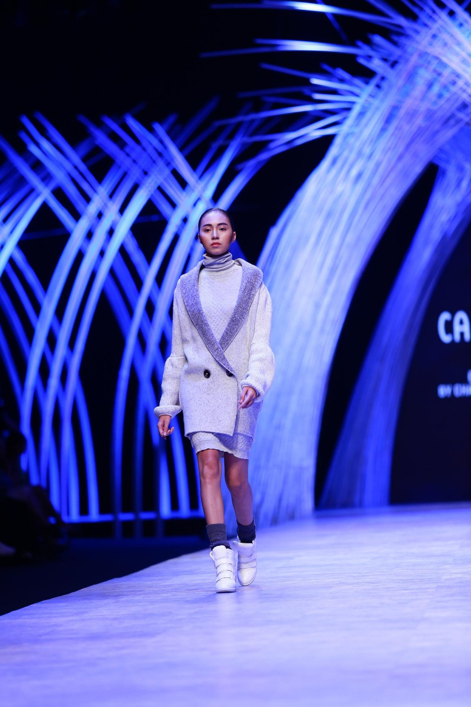 Đen trắng xám, đỏ huyết dụ và xanh là 5 sắc màu xuất hiện trong show diễn. (Ảnh: BTC)