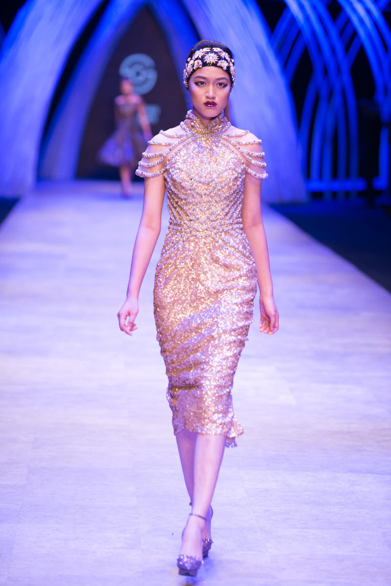 Xu hướng 'Bling-Bling' hiện đại trên đường phố và các sàn diễn quốc tế được nhà thiết kế khéo léo lồng ghép vào bộ sưu tập mùa này qua các hạt kết nạm thủ công như ngọc, pha lê, tinh thể, đá quý, sequin… (Ảnh: BTC)