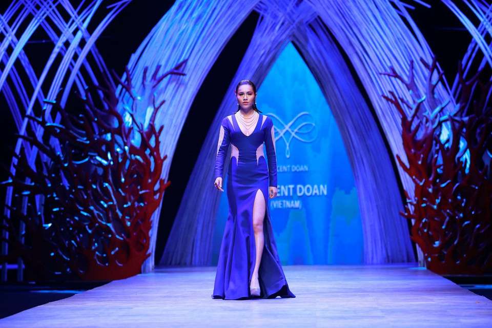 Cảm xúc của nhà thiết kế Vincent Đoàn cho bộ sưu tập giới thiệu đến công chúng tối qua (15/10) đến từ san hô, biển cả. (Ảnh: BTC)