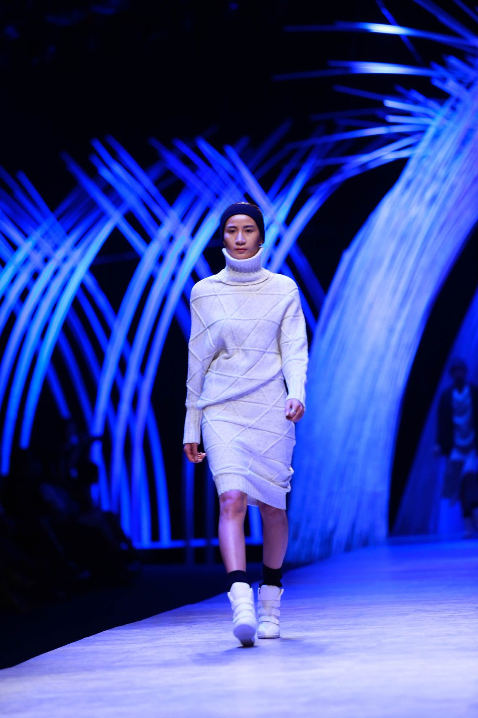 Tận dụng độ mềm rủ, ôm sát của chất liệu, Châu Chấn Hưng đã mang đến hình ảnh về các cô gái năng động, yêu đời trong thiết kế váy body con, váy bút chì hay áo len cổ lọ. (Ảnh: BTC)