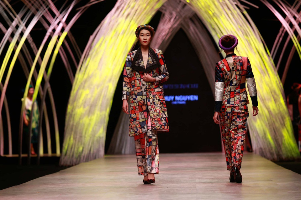 Bộ sưu tập mở màn với các thiết kế áo dài rồi đến trang phục ứng dụng thường ngày tạo nên một trình tự... (Ảnh: BTC)