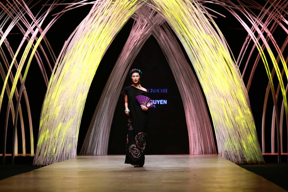 Buổi diễn mở màn với Helly Tống trên nền nhạc new age pha lẫn các dụng cụ âm nhạc dân tộc như đàn bầu, đàn tranh. (Ảnh: BTC)