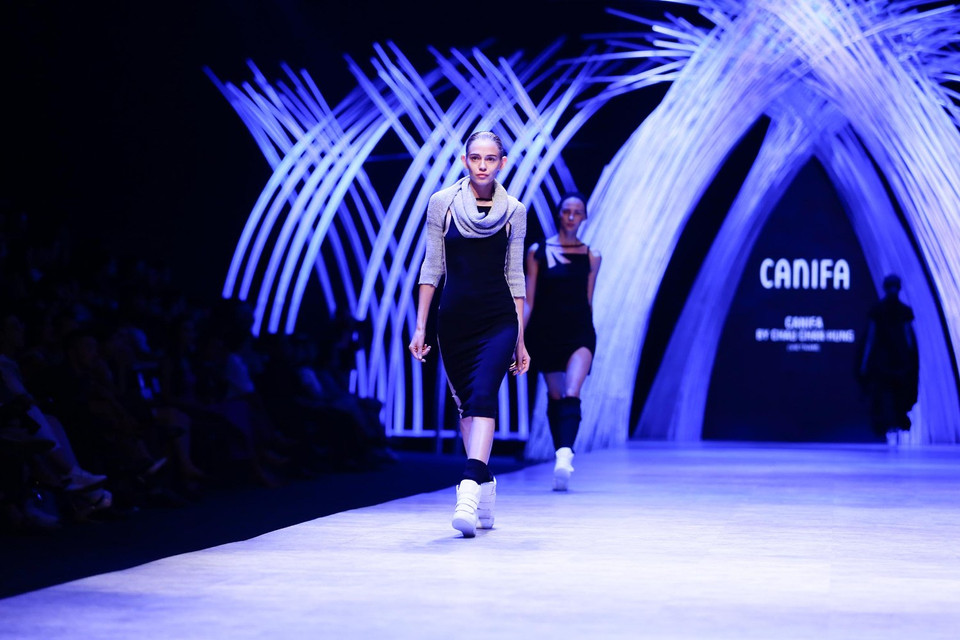 Màn trình diễn cuối cùng trong nhóm các nhà thiết kế người Việt Nam tối qua (15/10), đã làm nên không gian tươi vui, tràn đầy năng lượng, đầy sức sống của tuổi trẻ. (Ảnh: BTC)