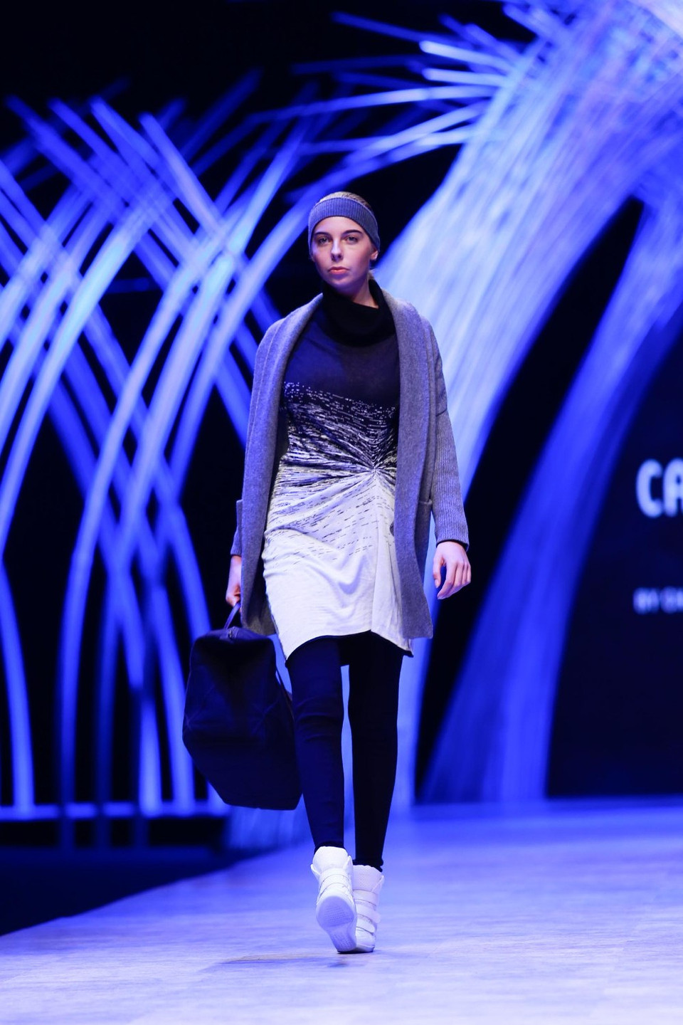 20 thiết kế trên nền chất liệu len sợi với cảm hứng thể thao (sporty chic) làm nên vẻ tươi vui, nhí nhảnh cho show diễn. (Ảnh: BTC)