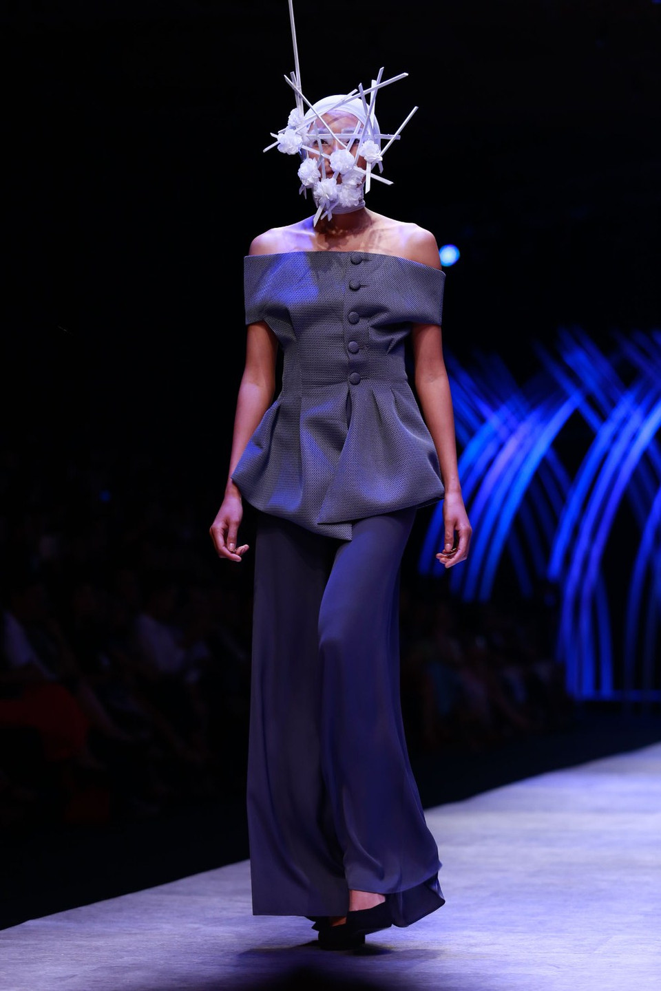 Nhà thiết kế muốn nhấn mạnh, rằng các cô gái, hãy luôn tự hào là phụ nữ, một nửa không thể thiếu của thế giới này. (Ảnh: BTC)