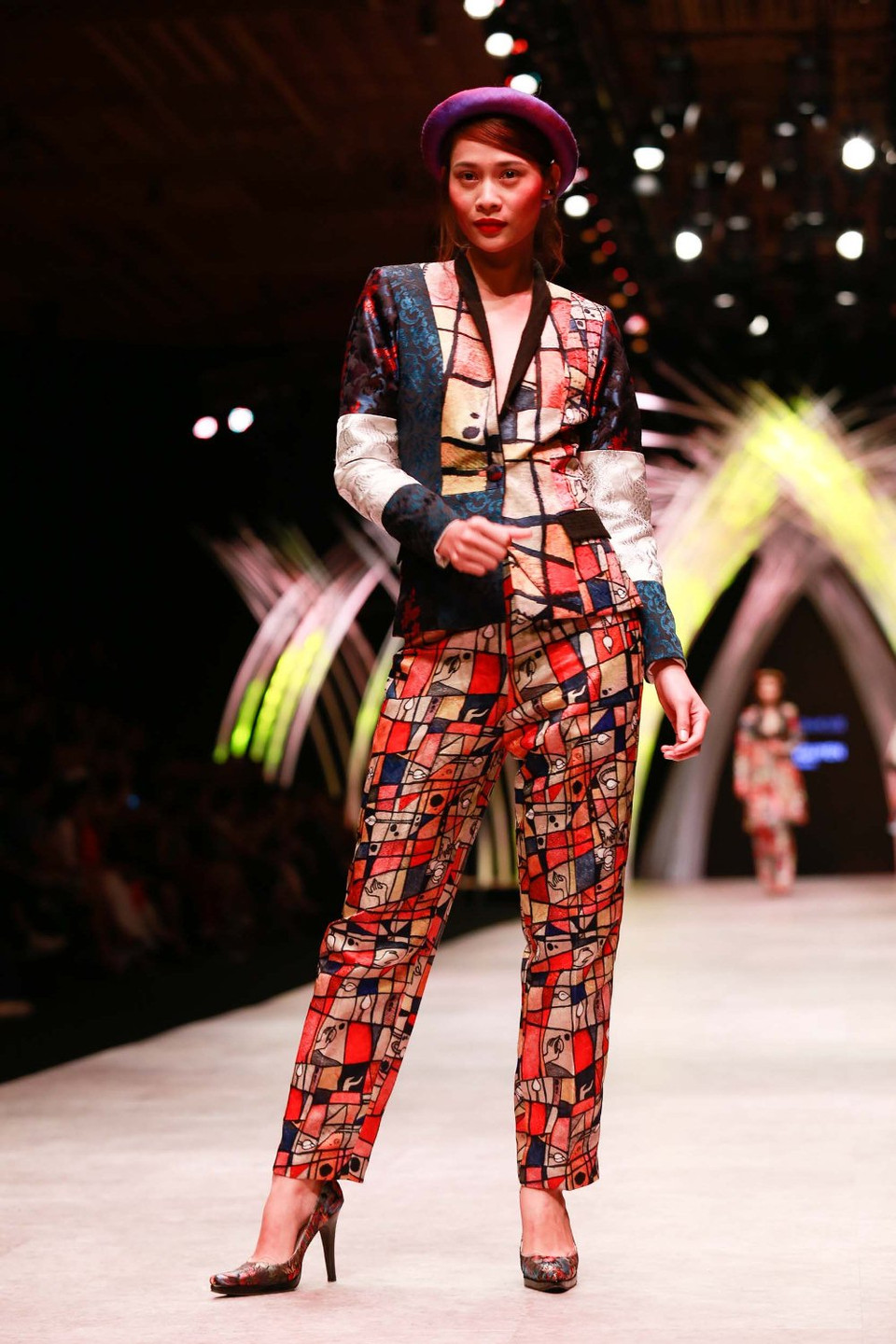 Trong bộ sưu tập, Thủy Nguyễn sử dụng kỹ thuật in kỹ thuật số, mô phỏng lại các bức bích họa nổi tiếng về người phụ nữ Việt Nam. (Ảnh: BTC)