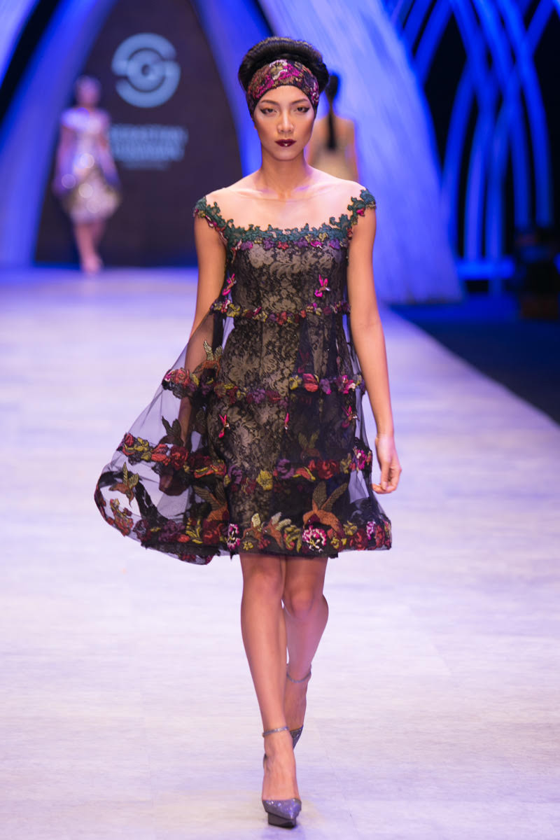 Bộ sưu tập là sự kết hợp tinh tế của chất liệu vải thường được dùng để may Kebaya - một loại trang phục truyền thống của Indonesia. (Ảnh: BTC)