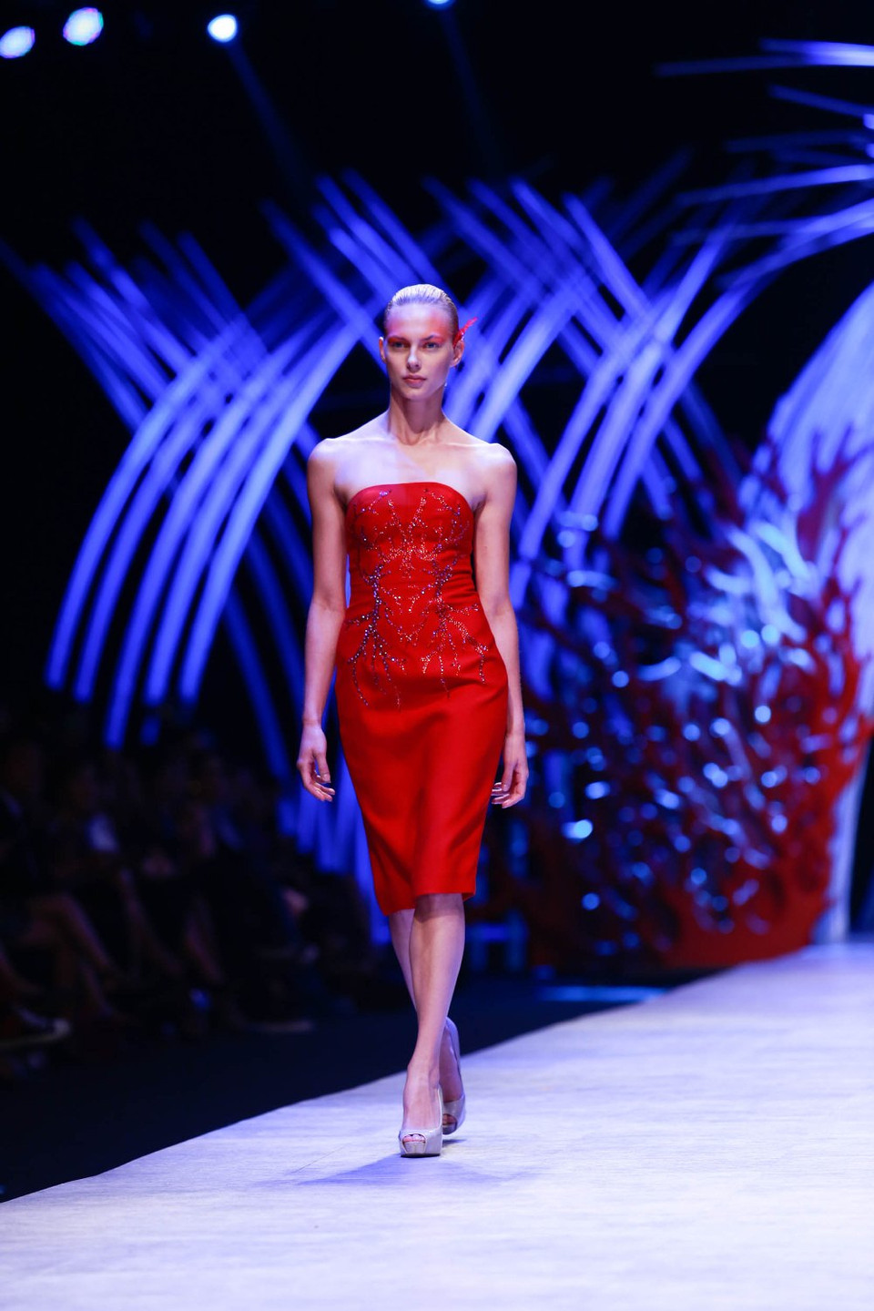 Cảm hứng về san hô và đại dương được Vincent Đoàn cụ thể hóa trong ba tông màu đặc trưng: xanh, đỏ, trắng. (Ảnh: BTC)