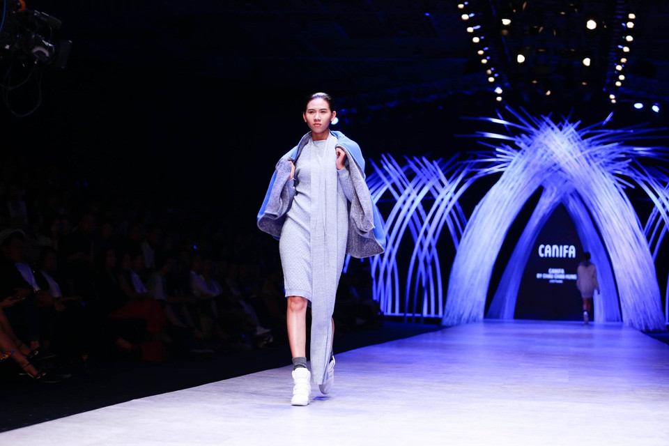 Là bộ sưu tập ứng dụng, Châu Chấn Hưng for Canifa có phần gần gũi, thích hợp với thị hiếu đại chúng hơn cả trong đêm trình diễn thứ hai này. (Ảnh: BTC)