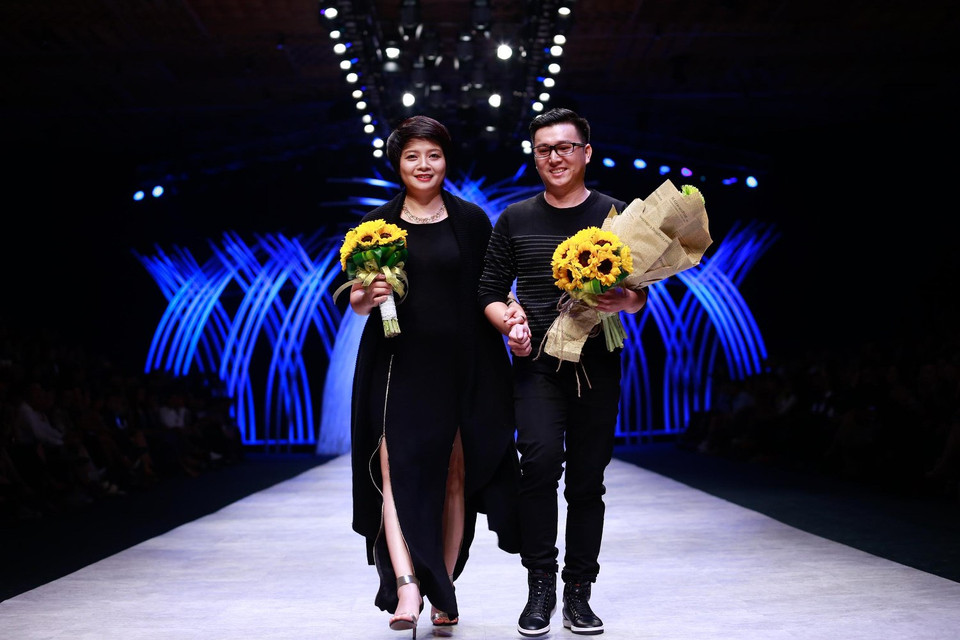 Châu Chấn Hưng và đại diện thương hiệu Canifa. (Ảnh: BTC)