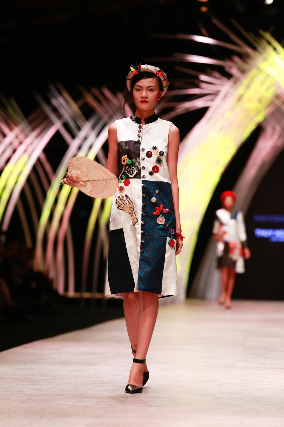 ... của các họa sỹ danh tiếng trong nền mỹ thuật Việt Nam như Lê Phổ với tác phẩm 'Hoài cố hương,' Mai Trung Thứ với 'Hai thiếu nữ' và Trần Văn Cẩn với tranh 'Gội đầu, ...(Ảnh: BTC)