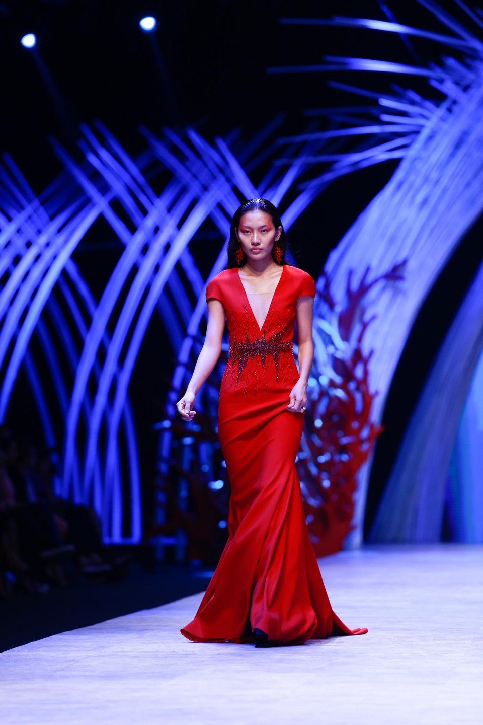 Chính vì thế, trong buổi trình diễn Vincent Đoàn như đưa khán giả, công chúng yêu thời trang xuống lòng đại dương... (Ảnh: BTC)