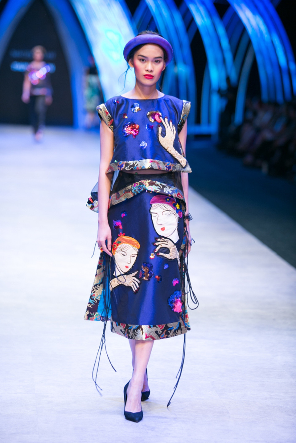 Các mẫu giày trình diễn cũng được thiết kế, vẽ tay và kết cườm thủ công để đồng điệu với trang phục. (Ảnh: BTC)