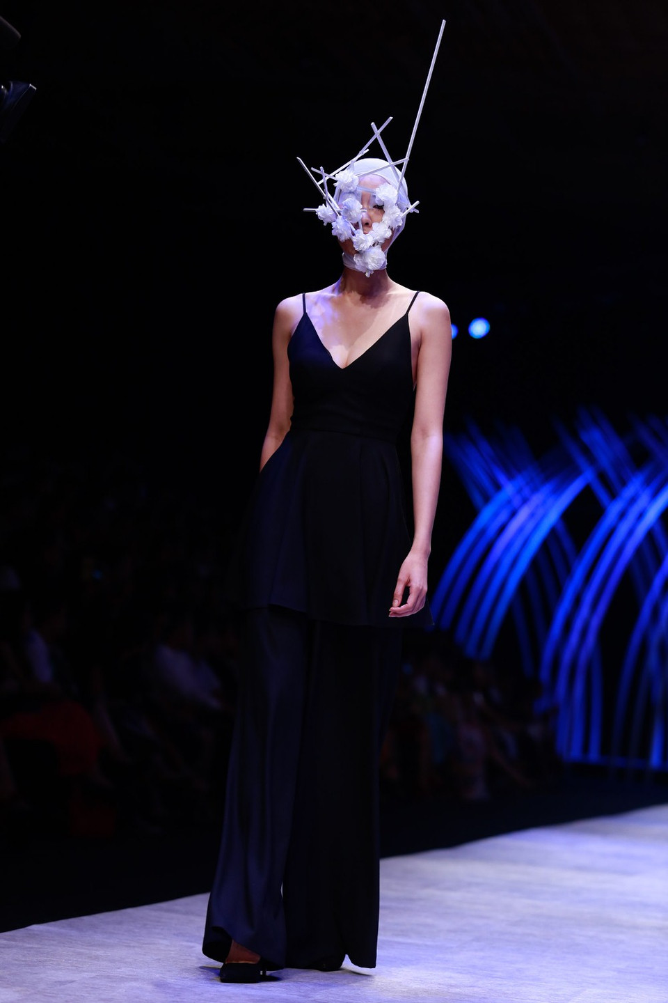 Các thiết kế được trình diễn theo từng tốp người mẫu với những khoảng lặng, những đoạn ngắt-nghỉ được tính toán kỹ càng để làm nổi bật tinh thần của bộ sưu tập. (Ảnh: BTC)