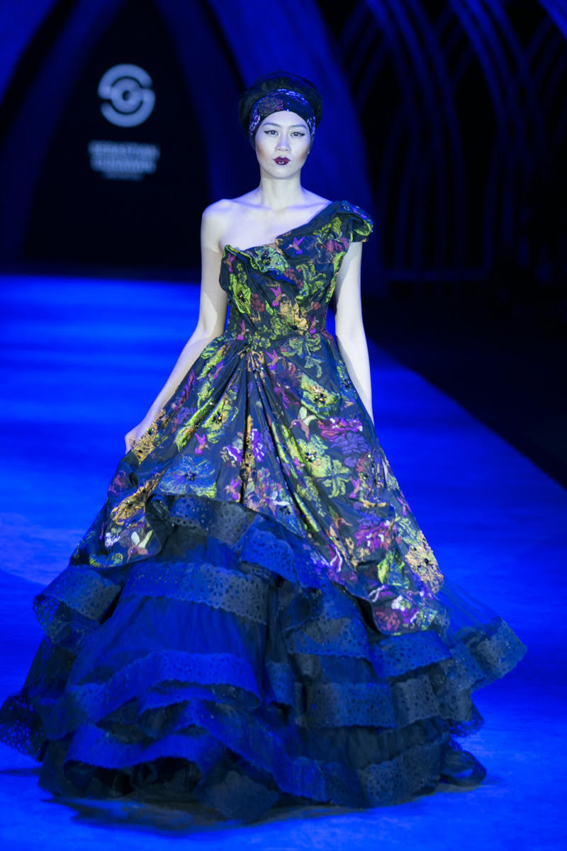 ‘Mélange Des Sens'-'Sự hòa quyện mùi hương' của nhà thiết kế Sebastian Gunawa (Indonesia) là show diễn mở màn đêm thứ hai Vietnam International Fashion Week 2015 diễn ra tối qua, 15/10. (Ảnh: BTC)