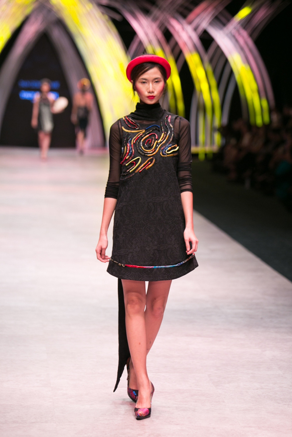 Ngay từ khi dấn thân vào làng mốt Việt, chưa bao giờ Thủy Nguyễn thôi yêu, thôi mơ mộng và thôi 'bay' cùng gấm. (Ảnh: BTC)