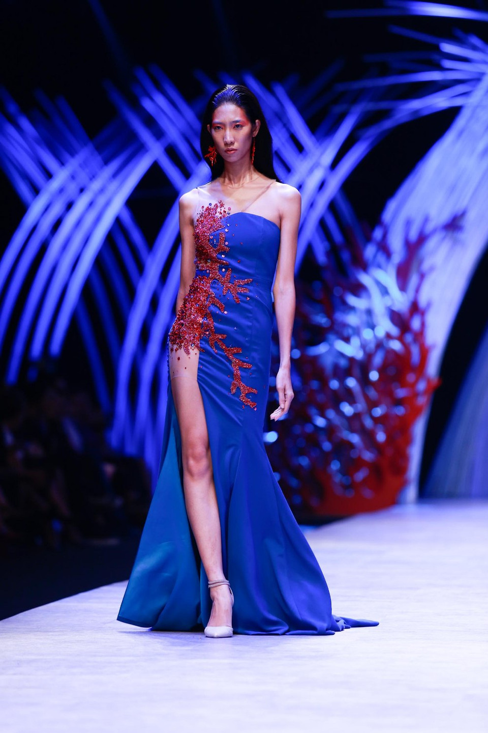 Lấy sắc xanh làm chủ đạo, sân khấu trình diễn được nhà thiết kế trang trí với tiểu cảnh san hô đỏ hai bên, càng làm nổi bật tinh thần của bộ sưu tập.(Ảnh: BTC)