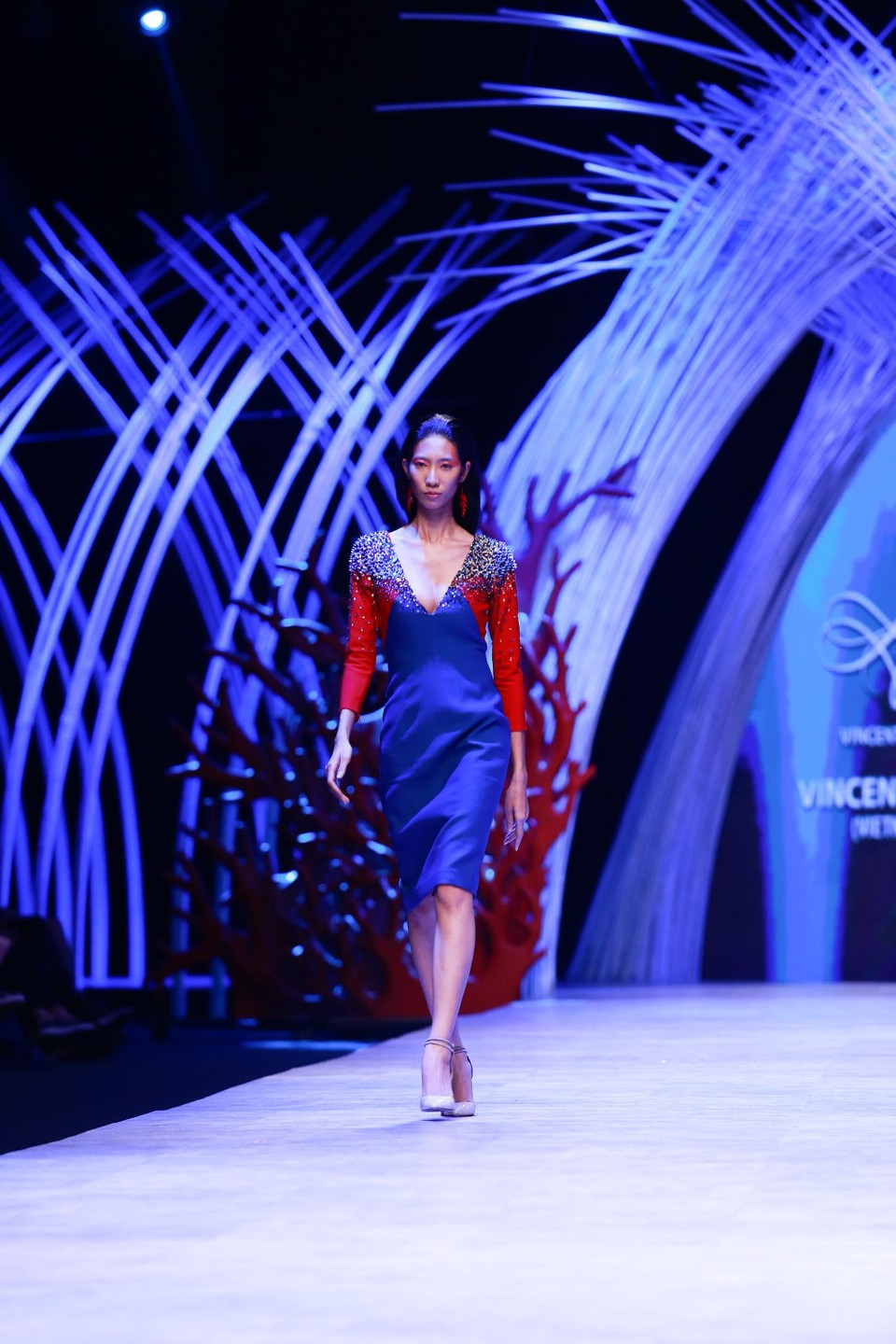 Với bộ sưu tập 'San hô đỏ,' Vincent Đoàn cho biết anh lấy cảm hứng từ những cây san hô dưới đại dương. (Ảnh: BTC)