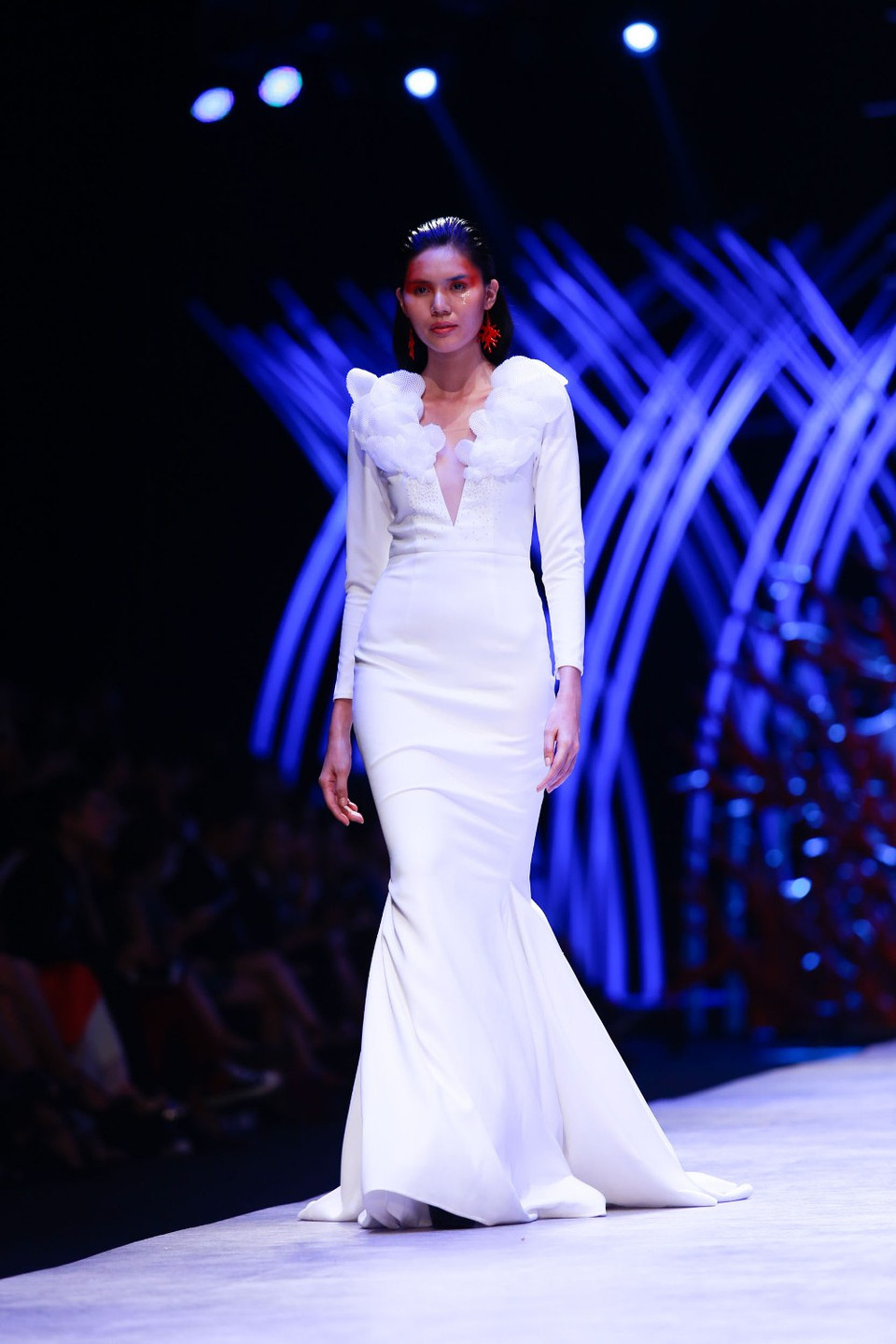 Từng đường nét trang trí tỉ mẩn, chuẩn xác đã làm nên vẻ đẹp cho bộ sưu tập của Vincent Đoàn. (Ảnh: BTC)