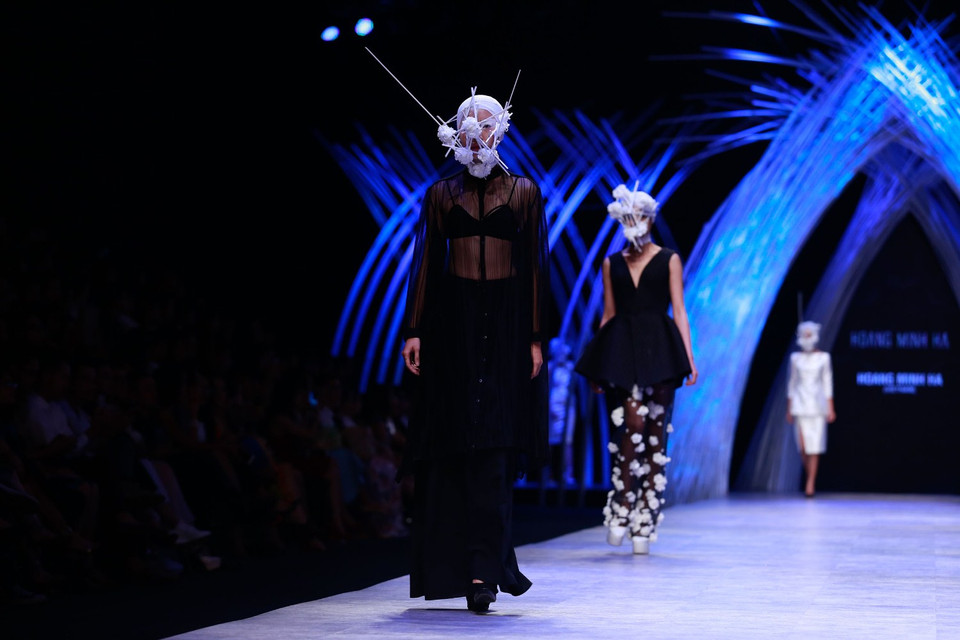 Hoàng Minh Hà còn thêm vào đó hơi thở đương đại với thiết kế quần palazzo, áo hở vai đang là hot trend Thu-Đông 2015. (Ảnh: BTC)