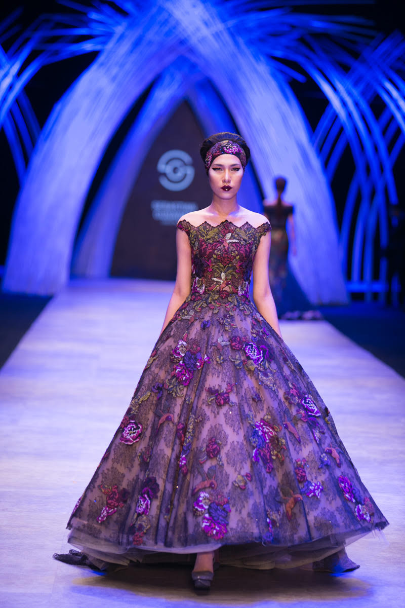 Dàn người mẫu khoác những trang phục có màu sắc của các loài hoa bước ra sàn catwalk trong tiếng nhạc giao hưởng cổ điển. (Ảnh: BTC)