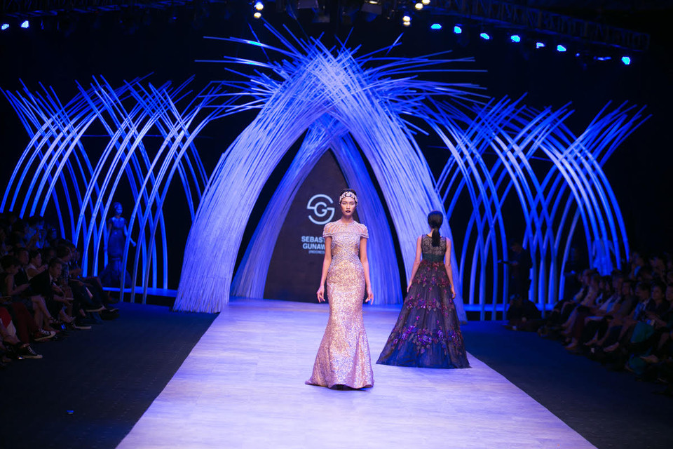 Chiếm lĩnh sân khấu là những kiểu đầm dài dạ hội tùng tròn với các nếp xếp ngẫu hứng kiểu origami. (Ảnh: BTC)