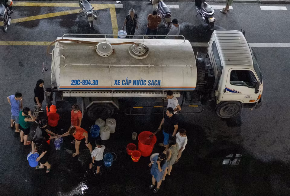 Xe nước sạch đến các hộ dân sinh sống tại Khu Đô thị Thanh Hà tối 20/10. (Ảnh: Hoàng Hiếu/TTXVN)