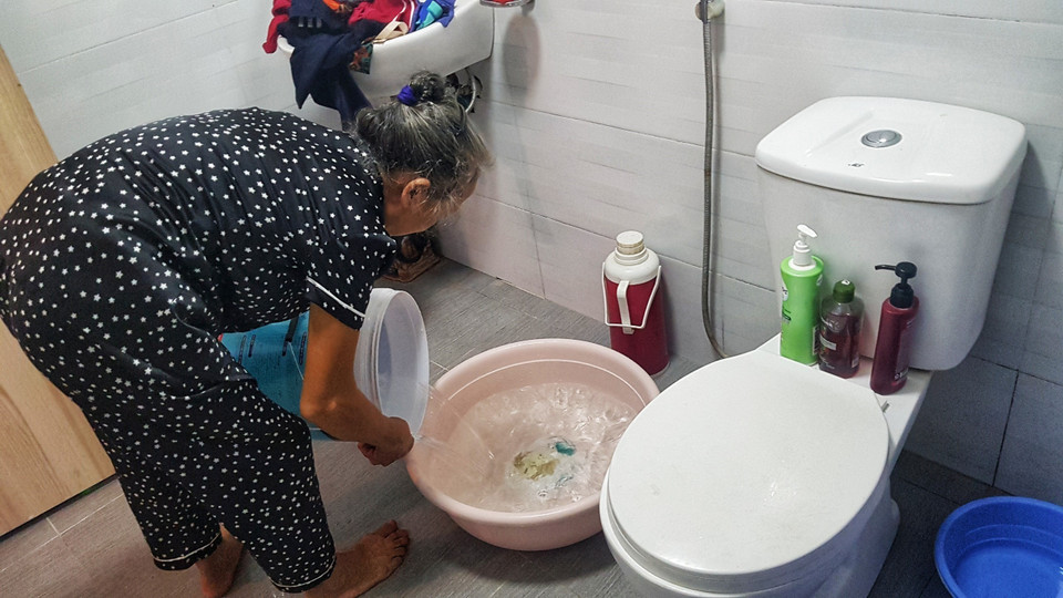 Sau nhiều cố gắng, nước sạch đã về đến gia đình anh Phạm Đình Dũng (P1516, khu HH2D). (Ảnh: Hoàng Hiếu/TTXVN)