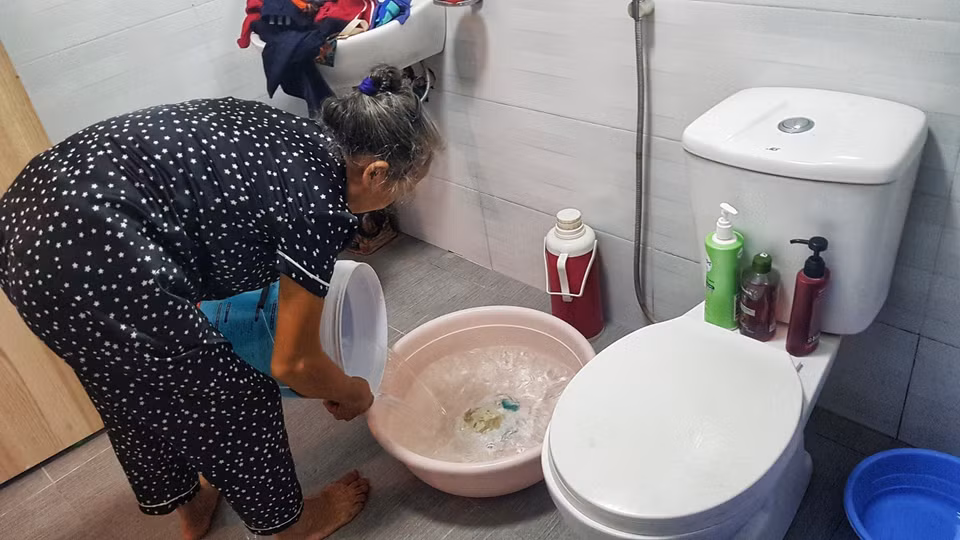 Sau nhiều cố gắng, nước sạch đã về đến gia đình anh Phạm Đình Dũng (P1516, khu HH2D). (Ảnh: Hoàng Hiếu/TTXVN)