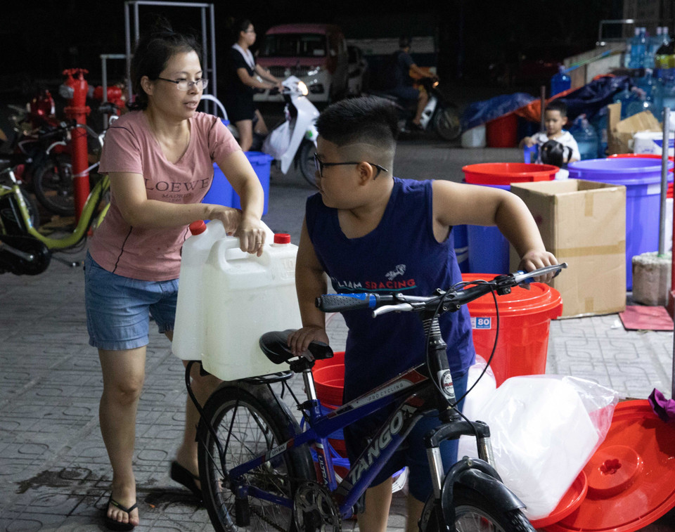 Cùng góp sức đưa nước về. (Ảnh: Hoàng Hiếu/TTXVN)