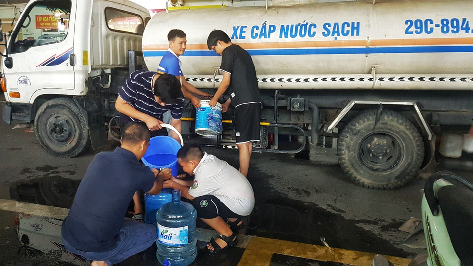 Gần 20h, người dân các tòa nhà HH2E và HH2D Khu Đô thị Thanh Hà vẫn đang lấy nước. (Ảnh: Hoàng Hiếu/TTXVN)