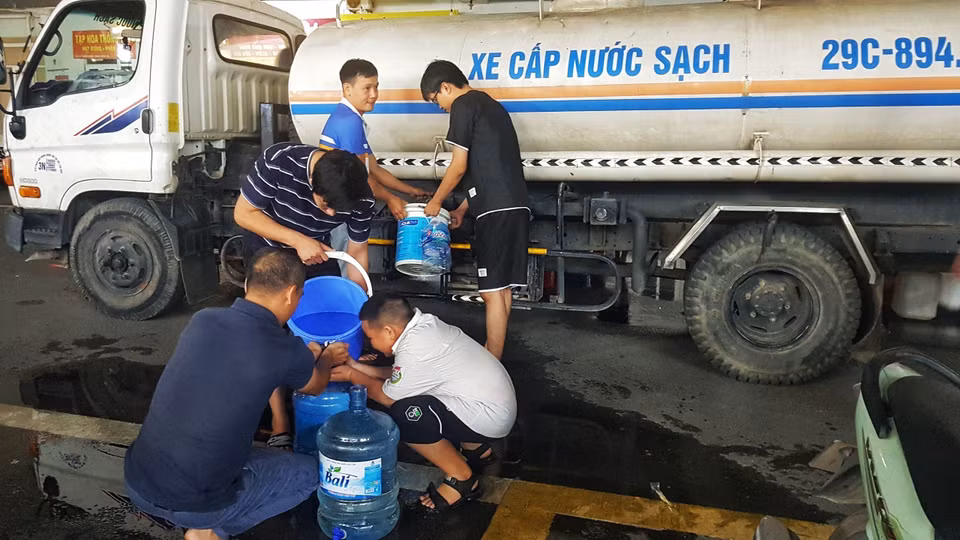 Gần 20h, người dân các tòa nhà HH2E và HH2D Khu Đô thị Thanh Hà vẫn đang lấy nước. (Ảnh: Hoàng Hiếu/TTXVN)