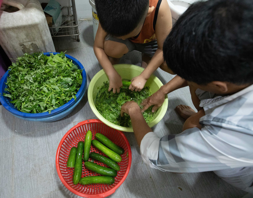 Nước sạch được gia đình anh Nguyễn Văn Quyền (tòa HH2E) tiết kiệm và tận dụng tối đa khi sử dụng. (Ảnh: Hoàng Hiếu/TTXVN)