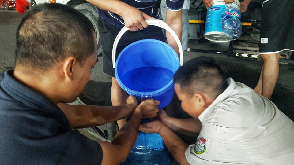 Nước sạch được các nhà hảo tâm hỗ trợ được người dân Khu Đô thị Thanh Hà chung sức nâng niu. (Ảnh: Hoàng Hiếu/TTXVN)