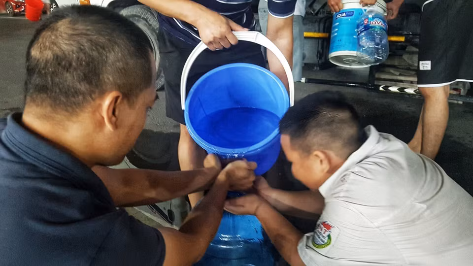 Nước sạch được các nhà hảo tâm hỗ trợ được người dân Khu Đô thị Thanh Hà chung sức nâng niu. (Ảnh: Hoàng Hiếu/TTXVN)