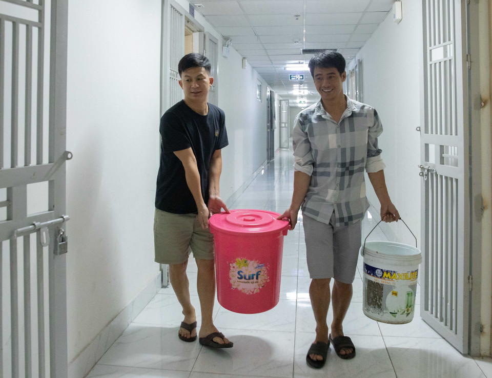 Gia đình anh Nguyễn Văn Quyền (tòa HH2E) phải đi lấy nước lên tầng 11 để sử dụng. (Ảnh: Hoàng Hiếu/TTXVN)