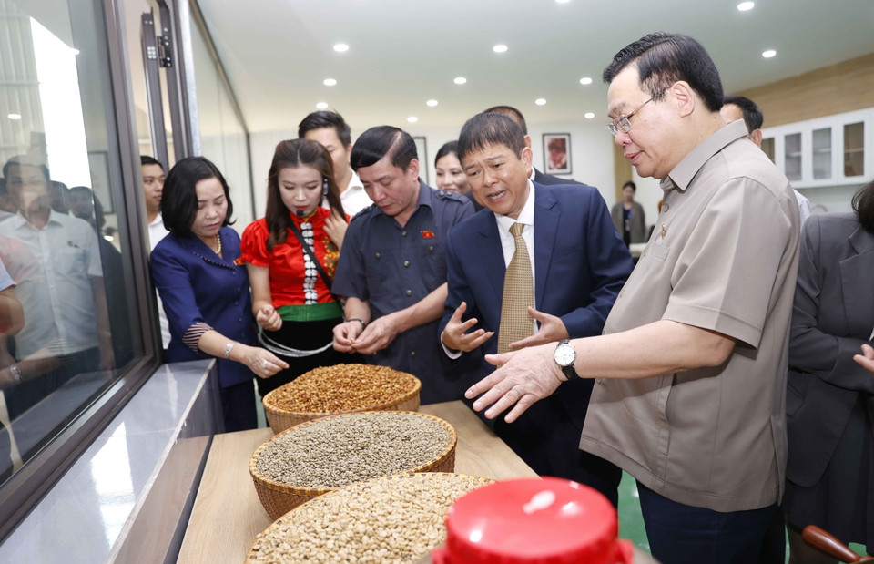 Chủ tịch Quốc hội Vương Đình Huệ nghe giới thiệu sản phẩm càphê khi tham quan Nhà máy. (Ảnh: Doãn Tấn/TTXVN)