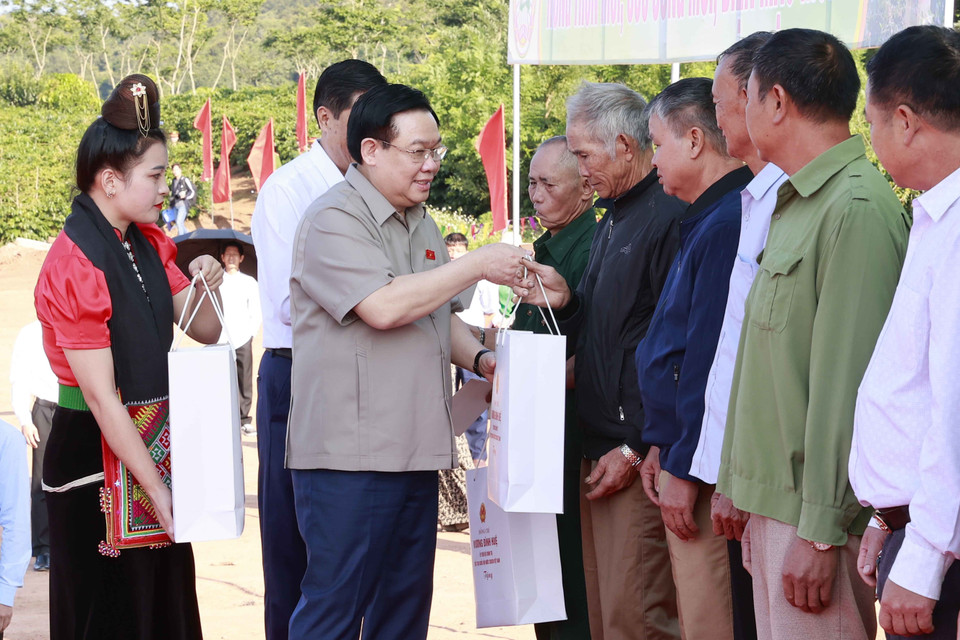Chủ tịch Quốc hội Vương Đình Huệ tặng quà cho các gia đình chính sách tại Hội thi Nhà nông đua tài trong Lễ hội Càphê.(Ảnh: Doãn Tấn/TTXVN)
