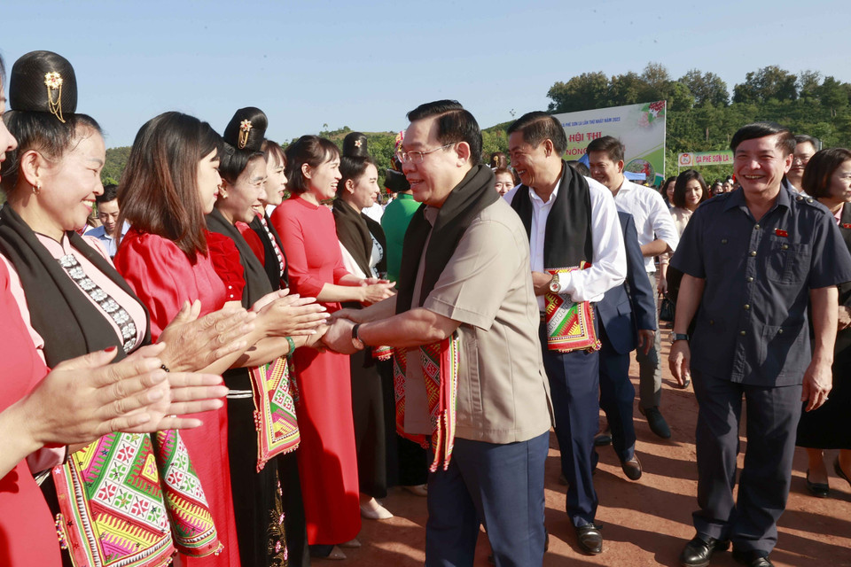 Chủ tịch Quốc hội Vương Đình Huệ thăm vùng trồng càphê tại bản Hoàng Văn Thụ, xã Hua La, thành phố Sơn La. (Ảnh: Doãn Tấn/TTXVN)