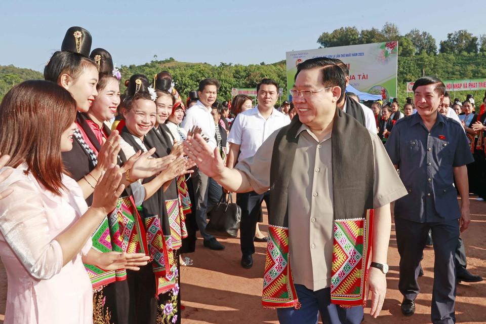 Chủ tịch Quốc hội Vương Đình Huệ với bà con vùng trồng cà phê tại bản Hoàng Văn Thụ, xã Hua La, thành phố Sơn La. (Ảnh: Doãn Tấn/TTXVN)