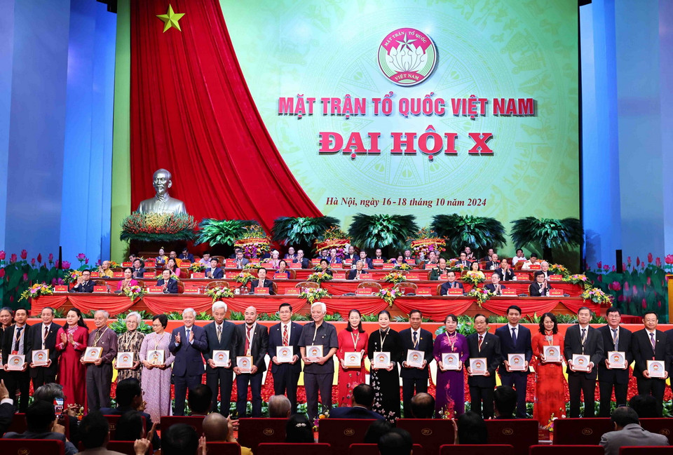 Ông Đỗ Văn Chiến, Ủy viên Bộ Chính trị, Bí thư Trung ương Đảng, Chủ tịch Ủy ban Trung ương Mặt trận Tổ quốc Việt Nam khóa X trao tặng quà chia tay các vị không tiếp tục tham gia Ủy ban Trung ương Mặt trận Tổ quốc Việt Nam Việt Nam khóa X. (Ảnh: TTXVN)