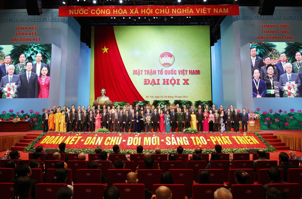 Đoàn Chủ tịch Ủy ban Trung ương Mặt trận Tổ quốc Việt Nam khóa X, nhiệm kỳ 2024-2029 ra mắt Đại hội. (Ảnh: TTXVN)