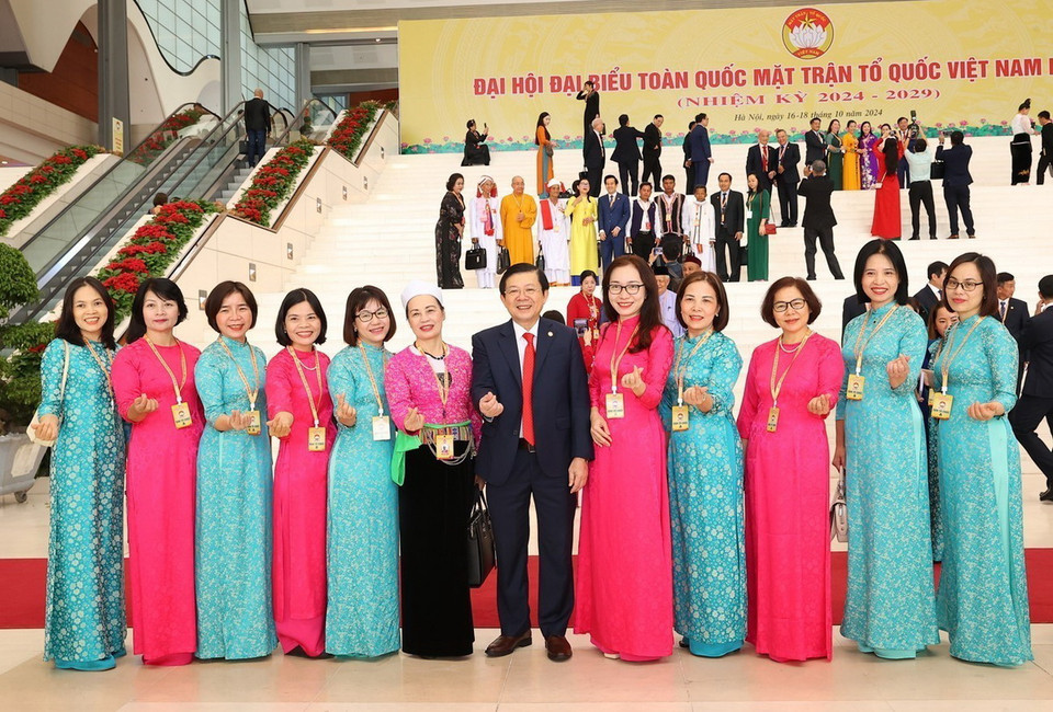 Các đại biểu chụp ảnh chung trước giờ bắt đầu phiên Bế mạc Đại hội X Mặt trận Tổ quốc Việt Nam. (Ảnh: TTXVN)