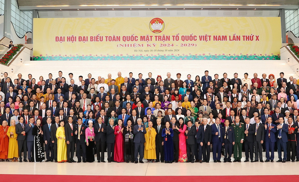 Các đại biểu chụp ảnh chung trước giờ bắt đầu phiên Bế mạc Đại hội X Mặt trận Tổ quốc Việt Nam. (Ảnh: TTXVN)