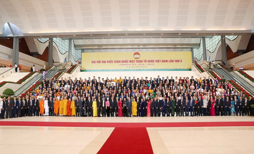 Các đại biểu chụp ảnh chung trước giờ bắt đầu phiên Bế mạc Đại hội X Mặt trận Tổ quốc Việt Nam. (Ảnh: TTXVN)
