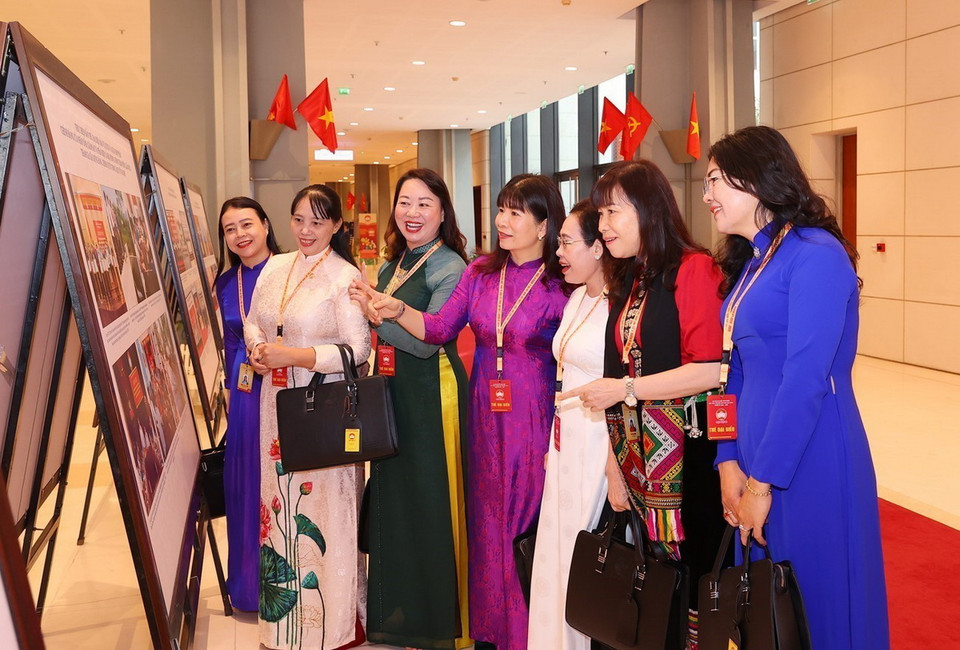 Các đại biểu xem triển lãm ảnh trước giờ bắt đầu phiên Bế mạc Đại hội X Mặt trận Tổ quốc Việt Nam. (Ảnh: TTXVN)