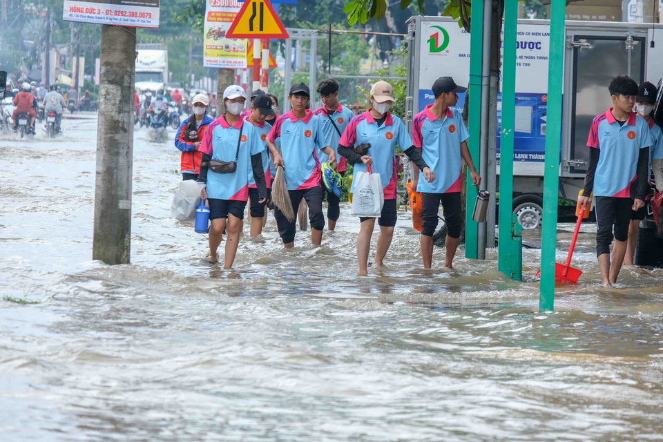 Triều cường gây ngập sâu trên đường Cách Mạng Tháng Tám, quận Bình Thủy ngày 18/10. (Ảnh: Thanh Liêm/TTXVN)