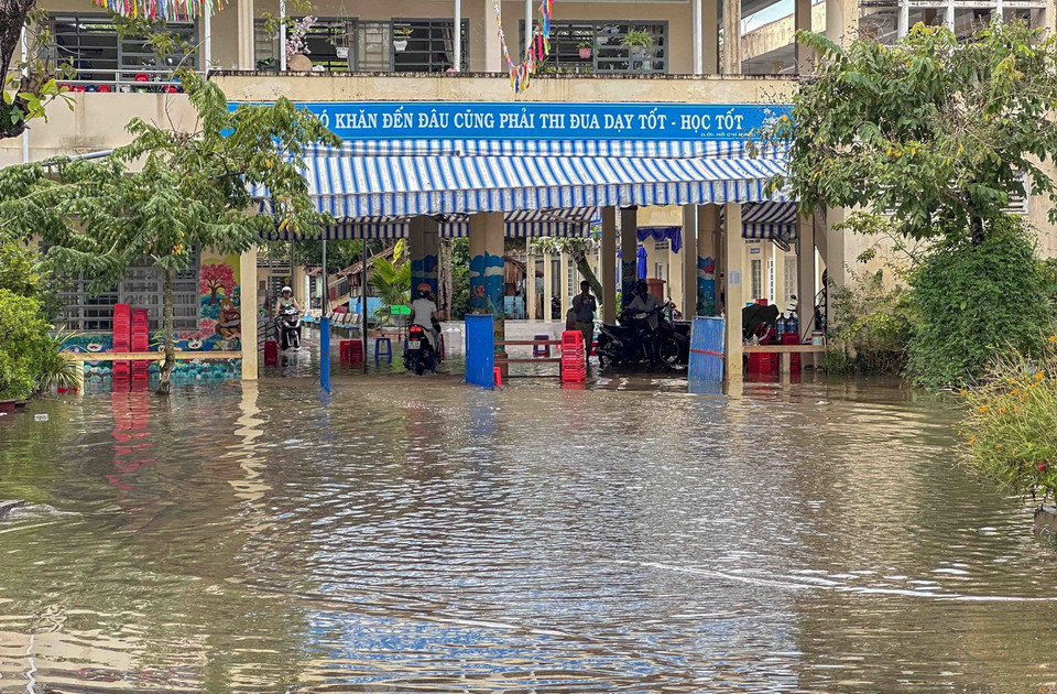 Triều cường gây ngập sân Trường Tiểu học Bình Thủy trên đường Lê Hồng Phong, quận Bình Thủy. (Ảnh: Thanh Liêm/TTXVN)