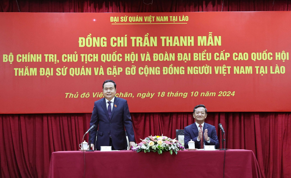 Chủ tịch Quốc hội Trần Thanh Mẫn thăm cán bộ, nhân viên Đại sứ quán và gặp gỡ cộng đồng người Việt Nam tại Lào. (Ảnh: Thống Nhất/TTXVN)